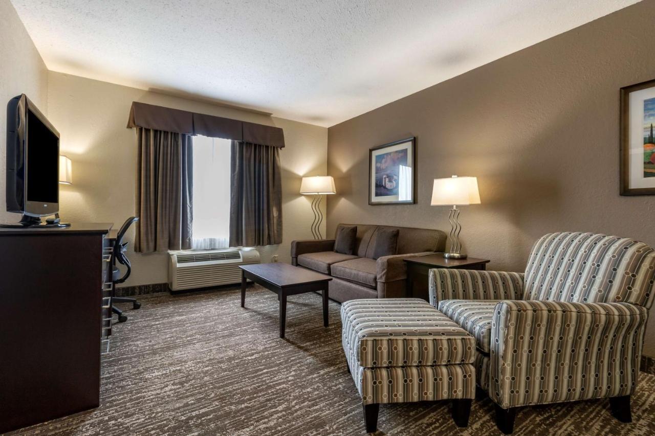 Western Pembina & Hotel 3*